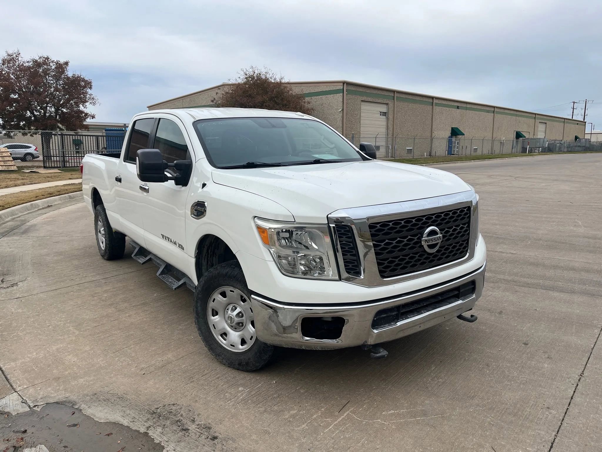 Used 2017 Nissan Titan SV image 1