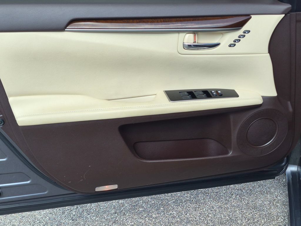 Used 2016 Lexus ES 350 w/ Luxury Package w/Wood Trim FWD image 19