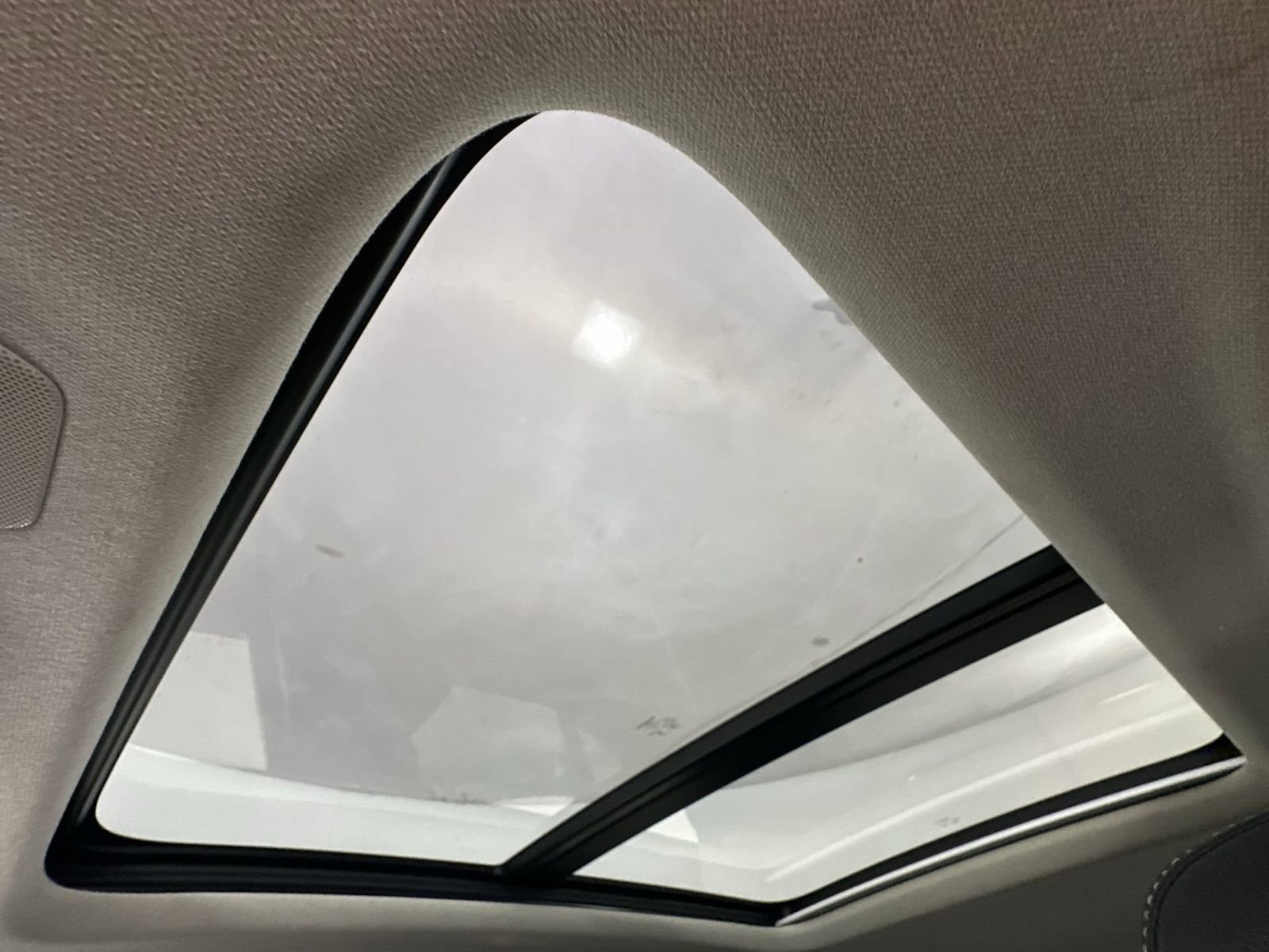 Used 2025 Volvo XC40 B5 Plus image 22