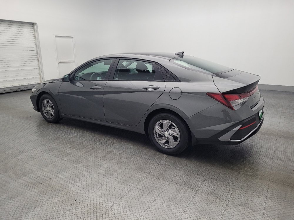 Used 2025 Hyundai Elantra SE image 3