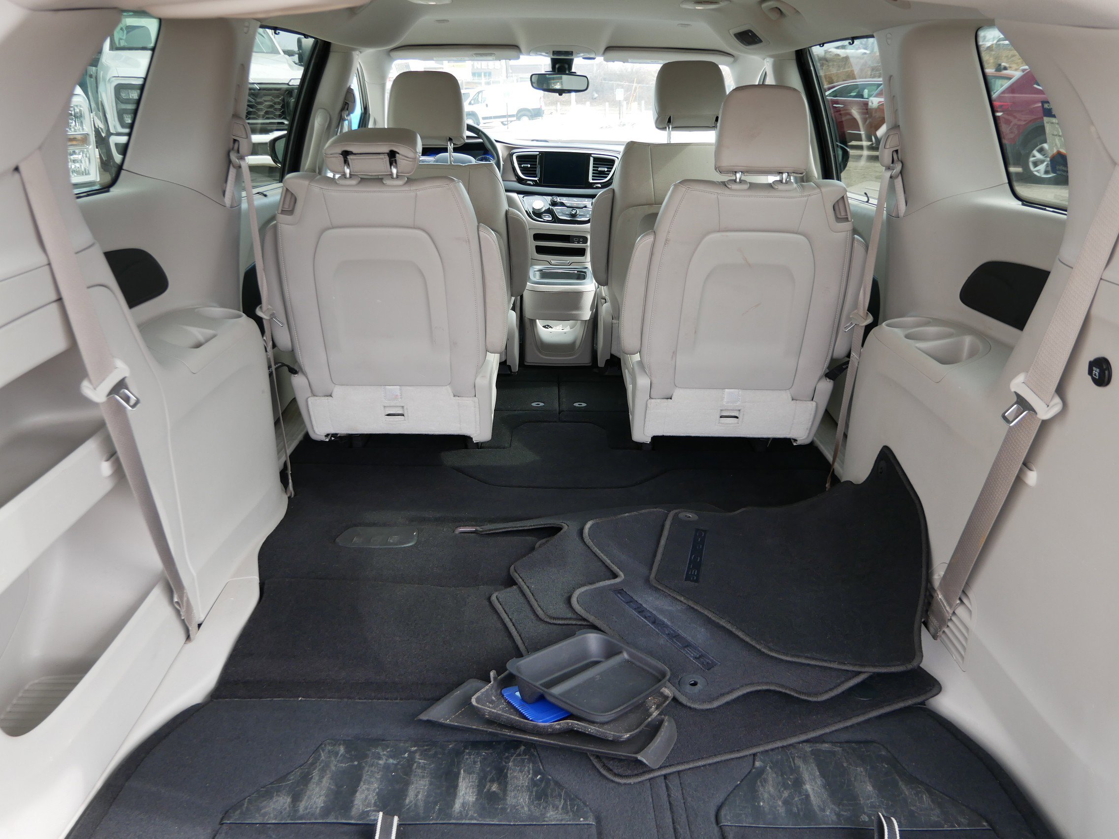 Used 2017 Chrysler Pacifica Touring-L w/ Tire & Wheel Group image 8