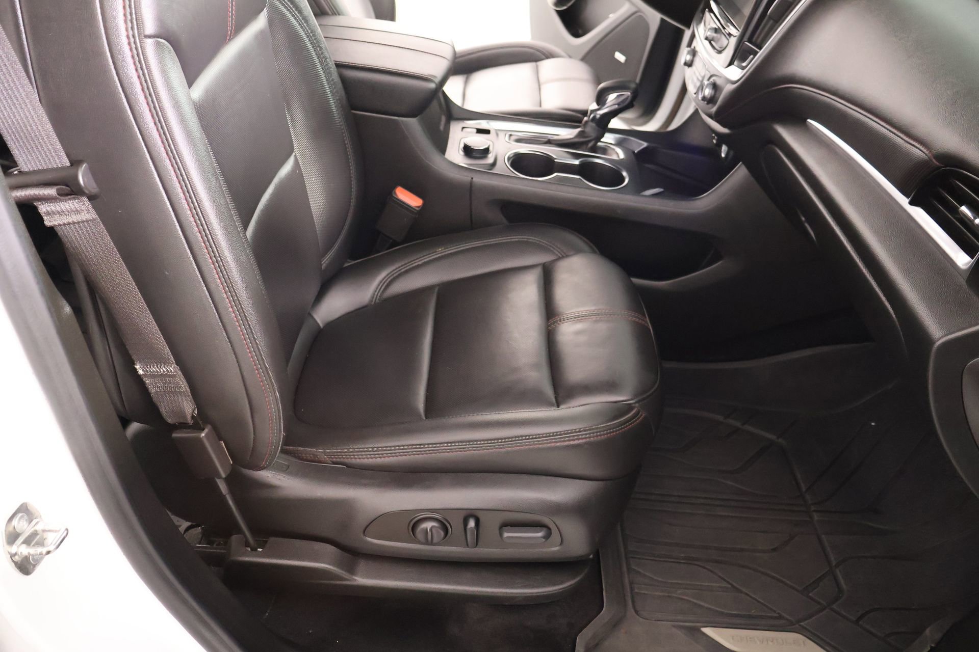 Used 2023 Chevrolet Traverse RS image 16