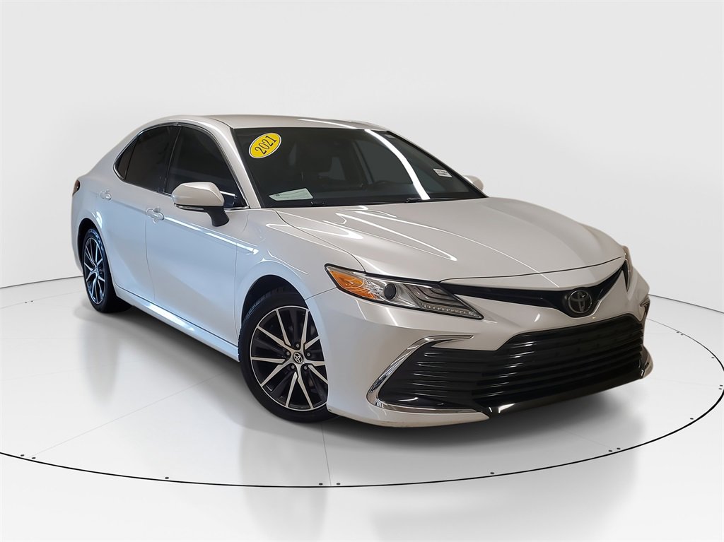 Used 2021 Toyota Camry XLE image 2