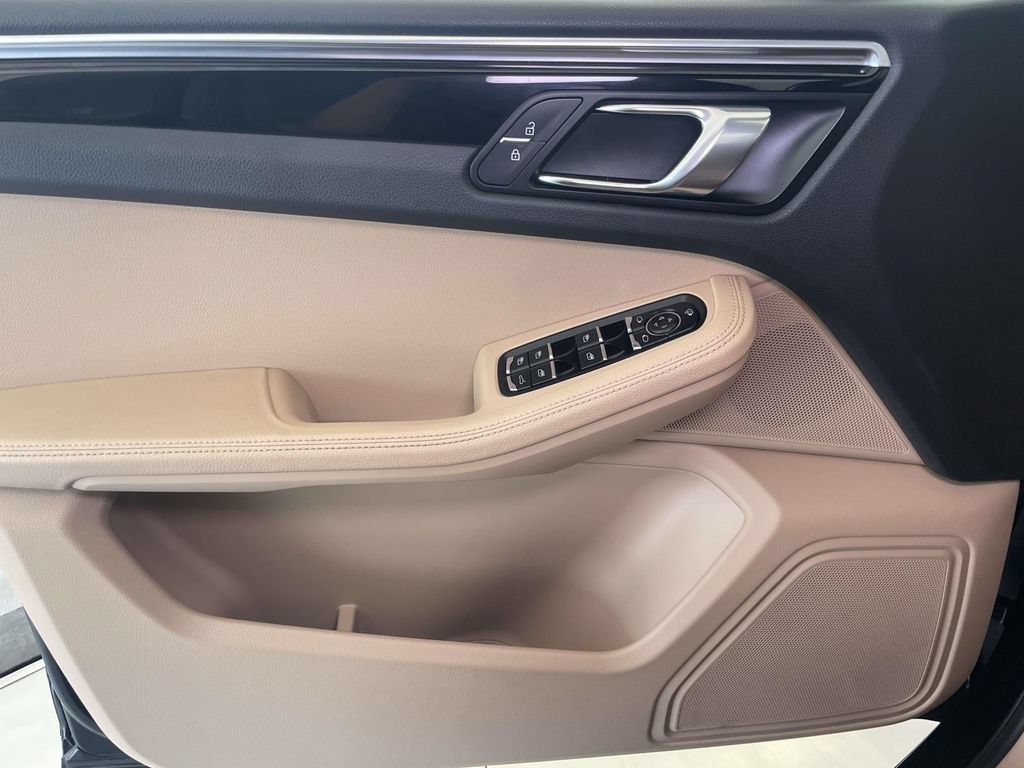 Certified 2023 Porsche Macan AWD/4WD image 35