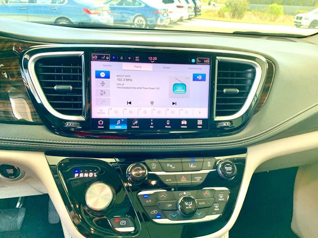 Used 2024 Chrysler Pacifica Limited image 18