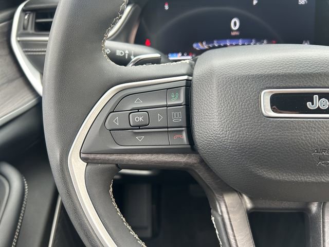 Used 2023 Jeep Grand Cherokee L Limited AWD/4WD image 30