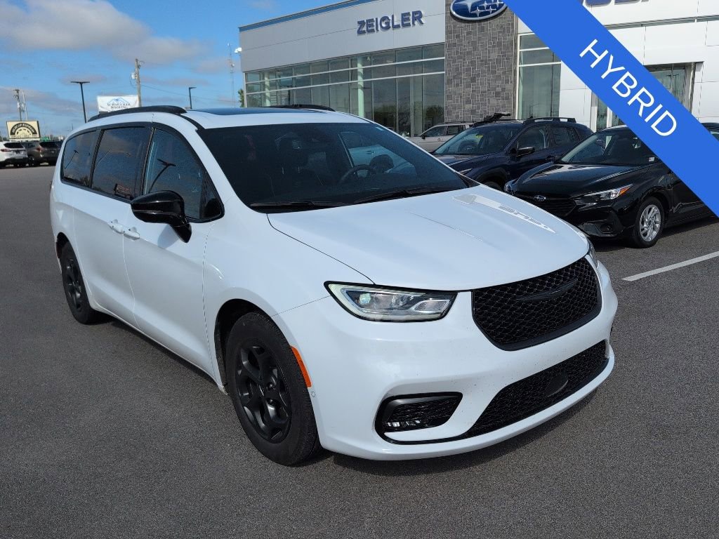 Used 2024 Chrysler Pacifica Premium FWD image 1