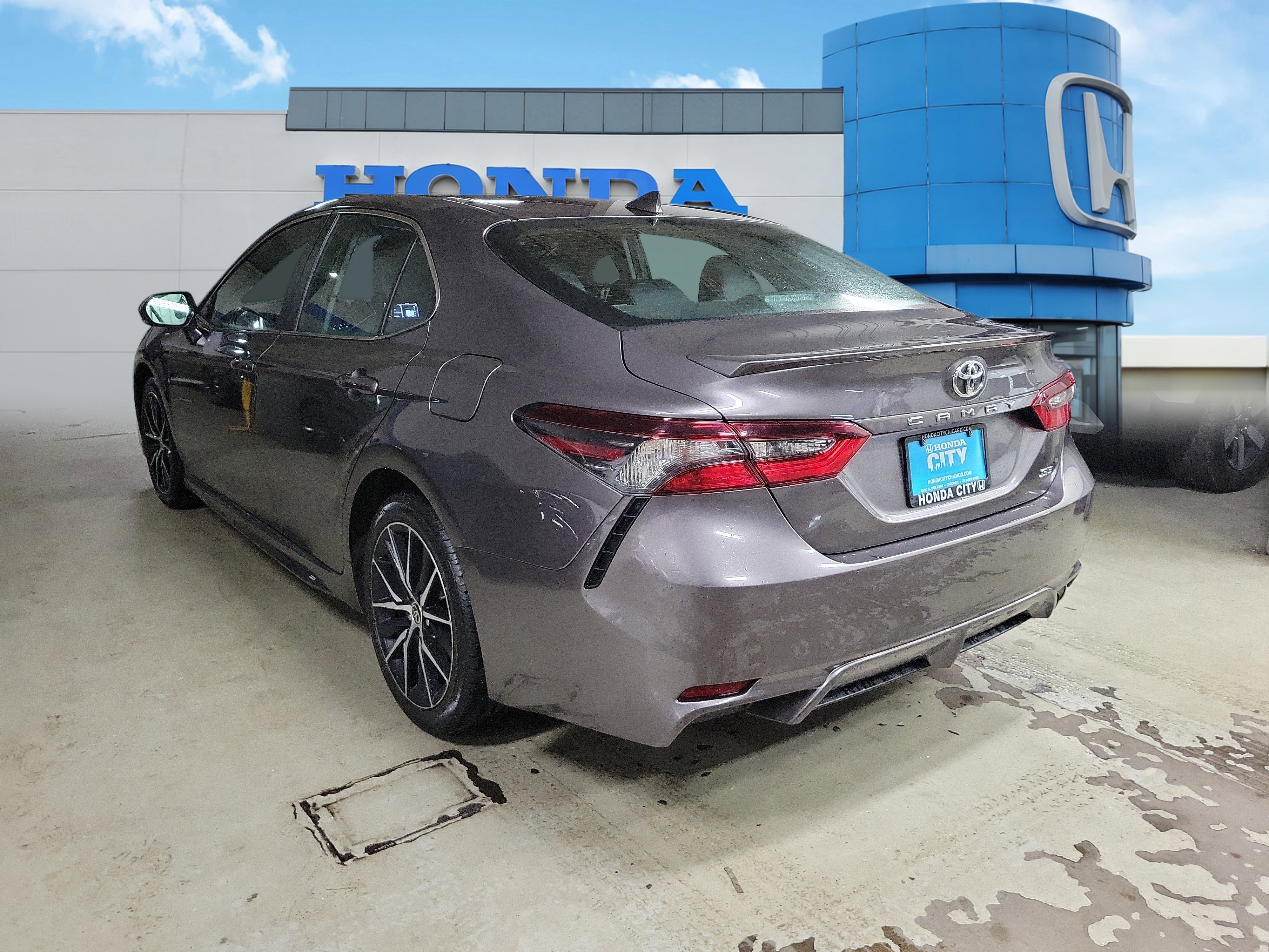 Used 2024 Toyota Camry SE FWD image 4