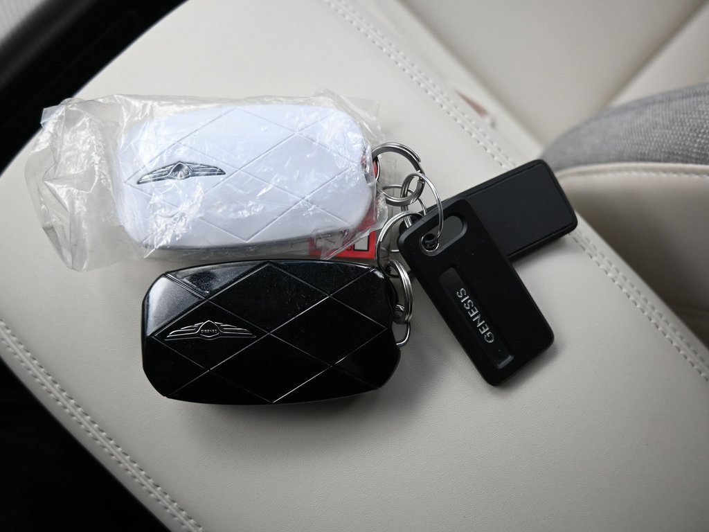 Used 2025 Genesis GV60 RWD image 11