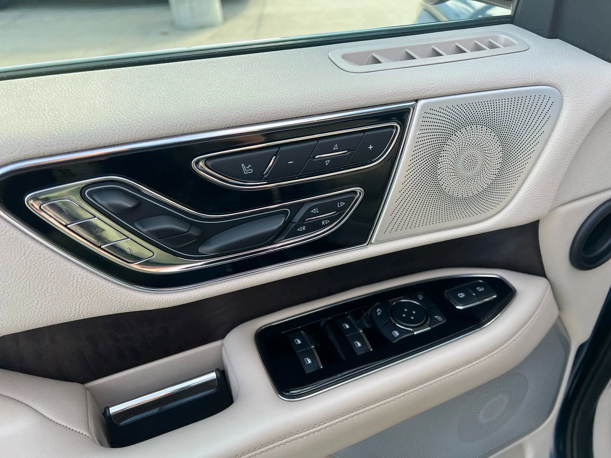 Used 2019 Lincoln Navigator L Reserve w/ Cargo Package image 14