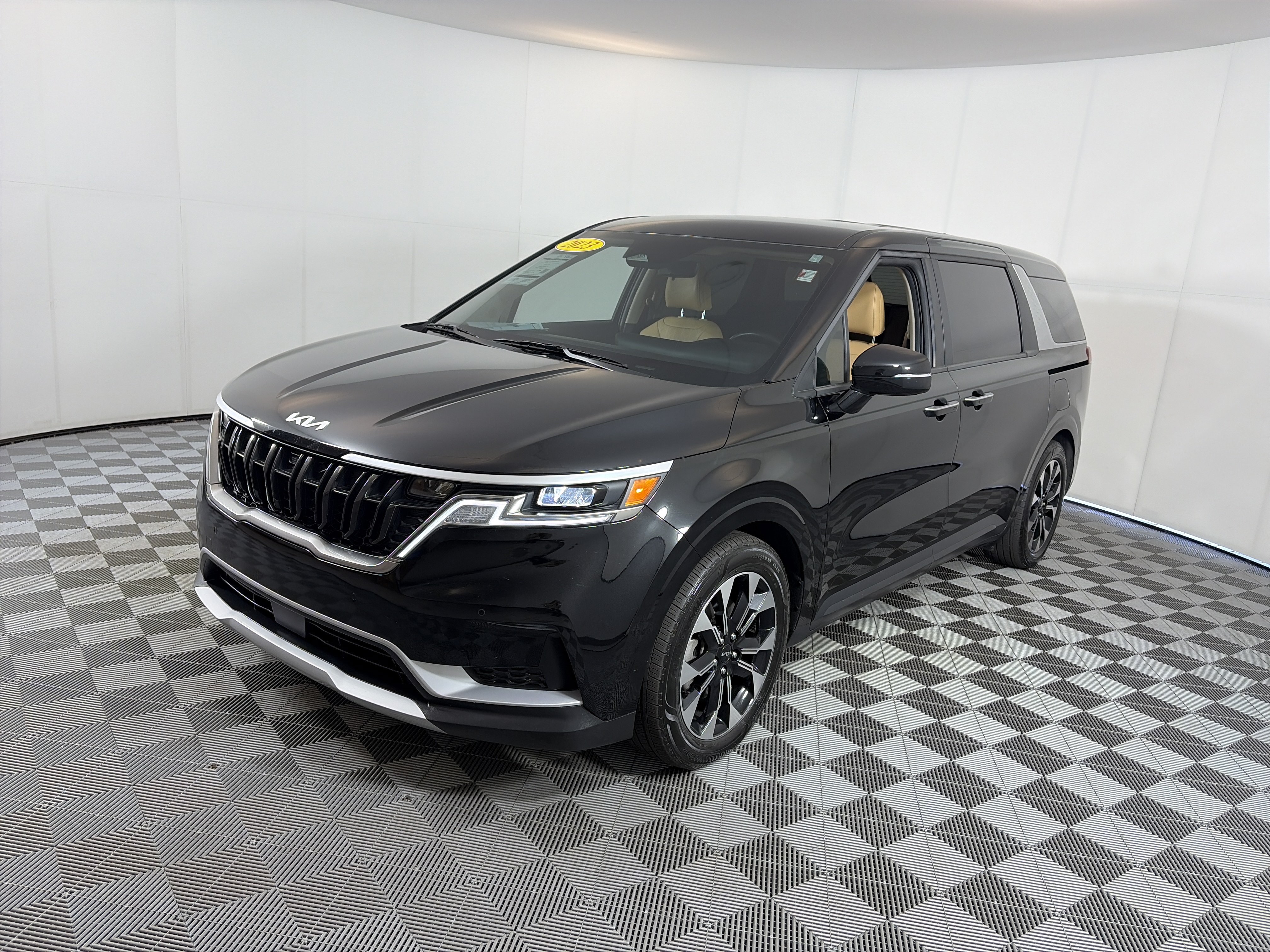 Certified 2023 Kia Carnival EX FWD image 2