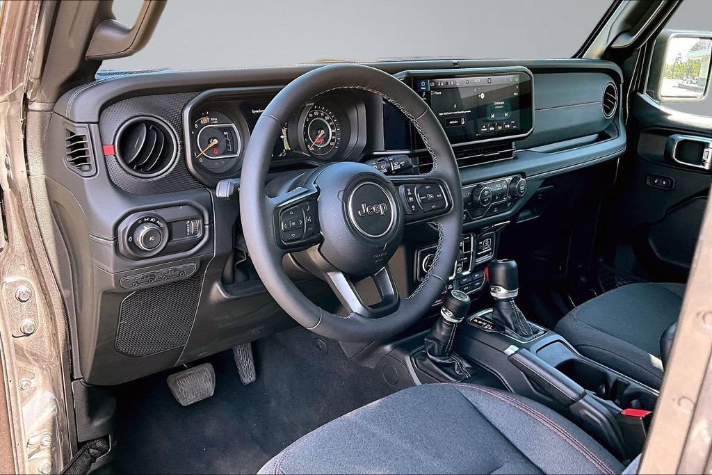 Used 2025 Jeep Wrangler Unlimited Rubicon w/ Convenience Group AWD/4WD image 4