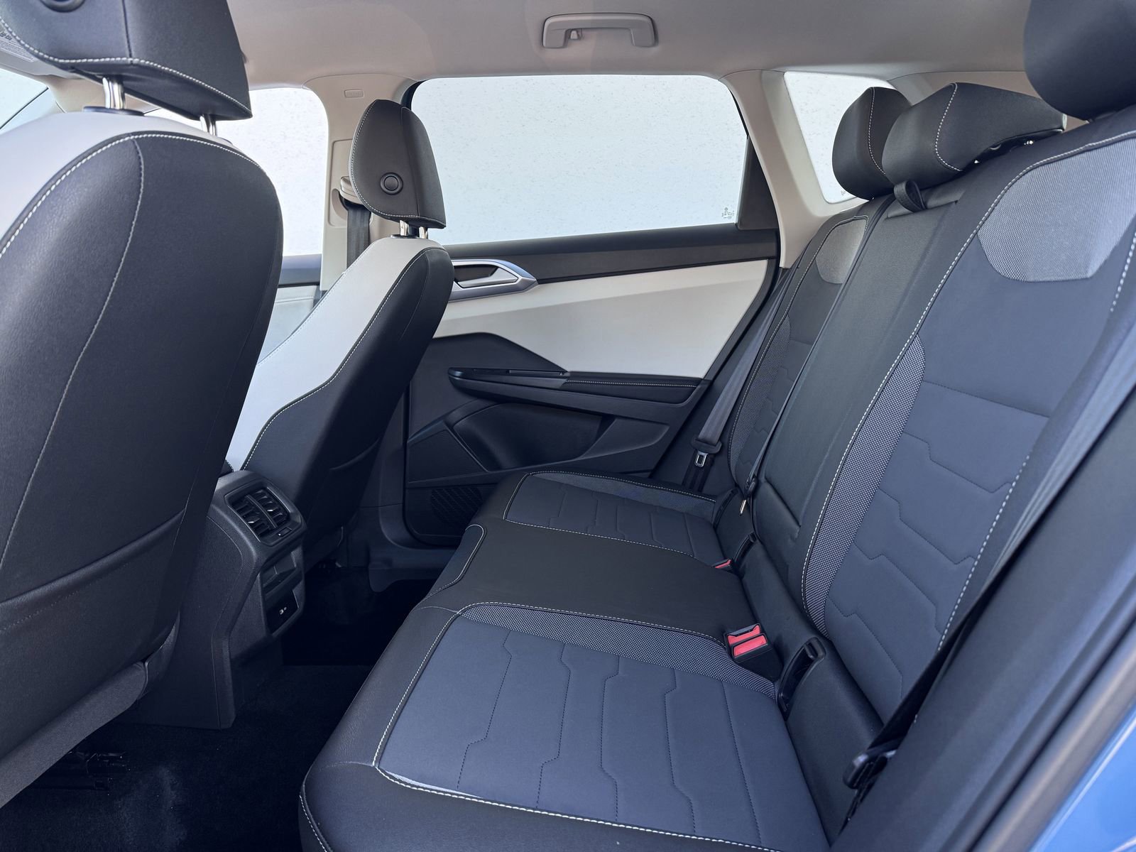 Used 2025 Volkswagen Taos SE image 26