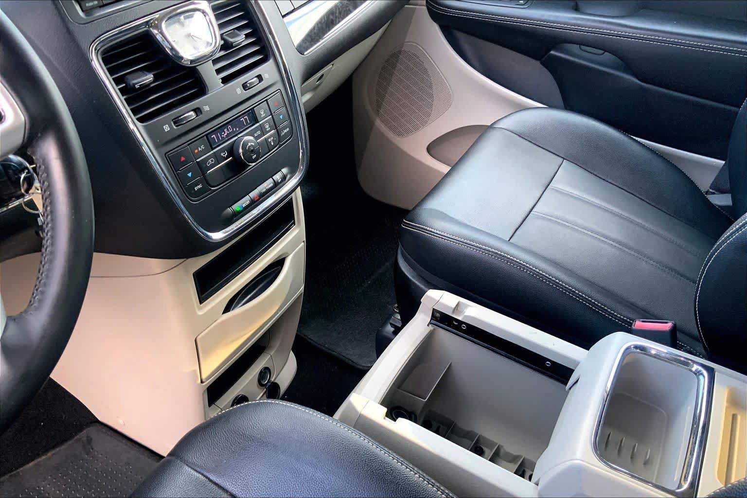 Used 2016 Chrysler Town & Country Touring FWD image 16