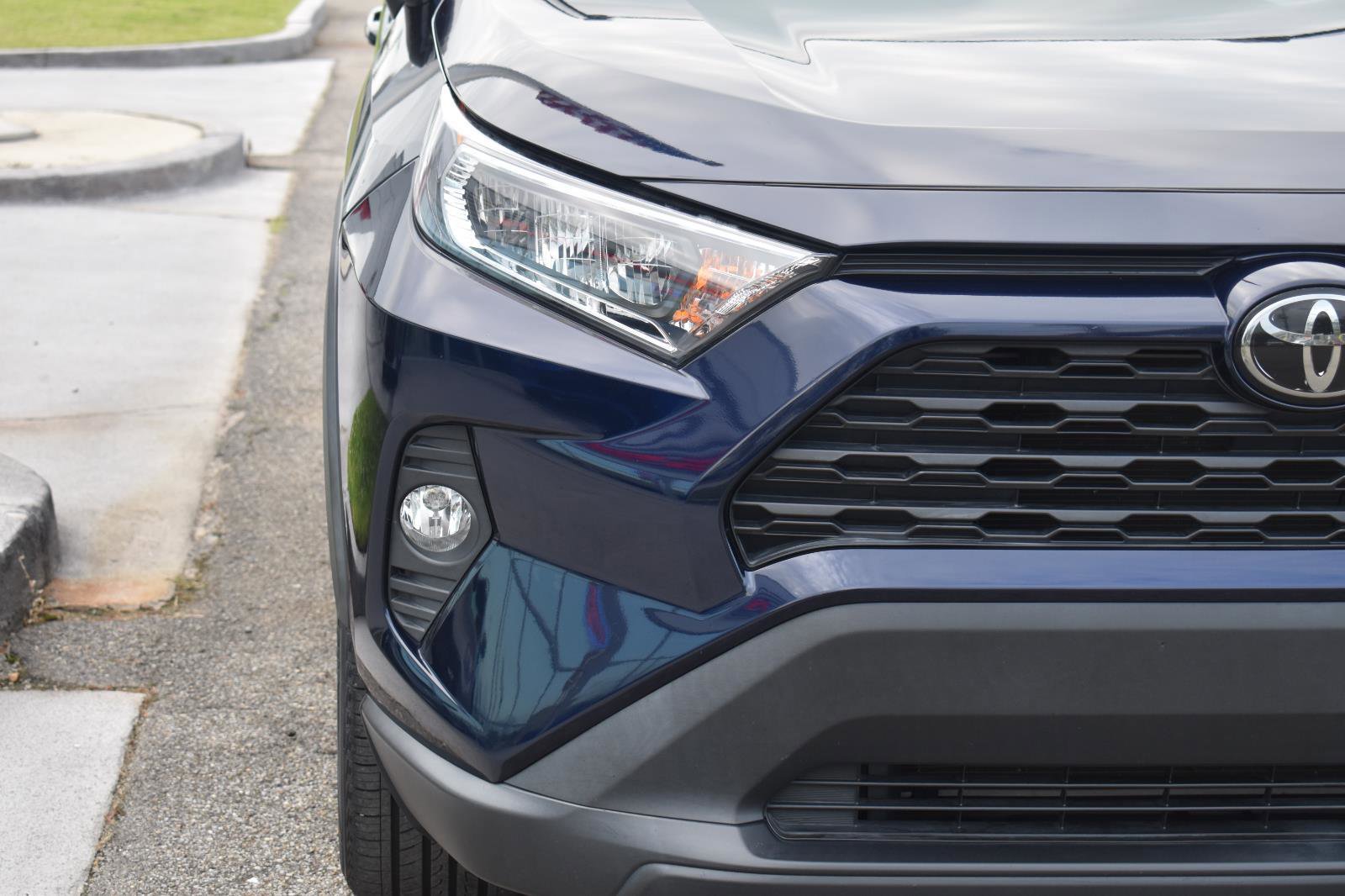 Used 2020 Toyota RAV4 XLE Premium FWD image 18