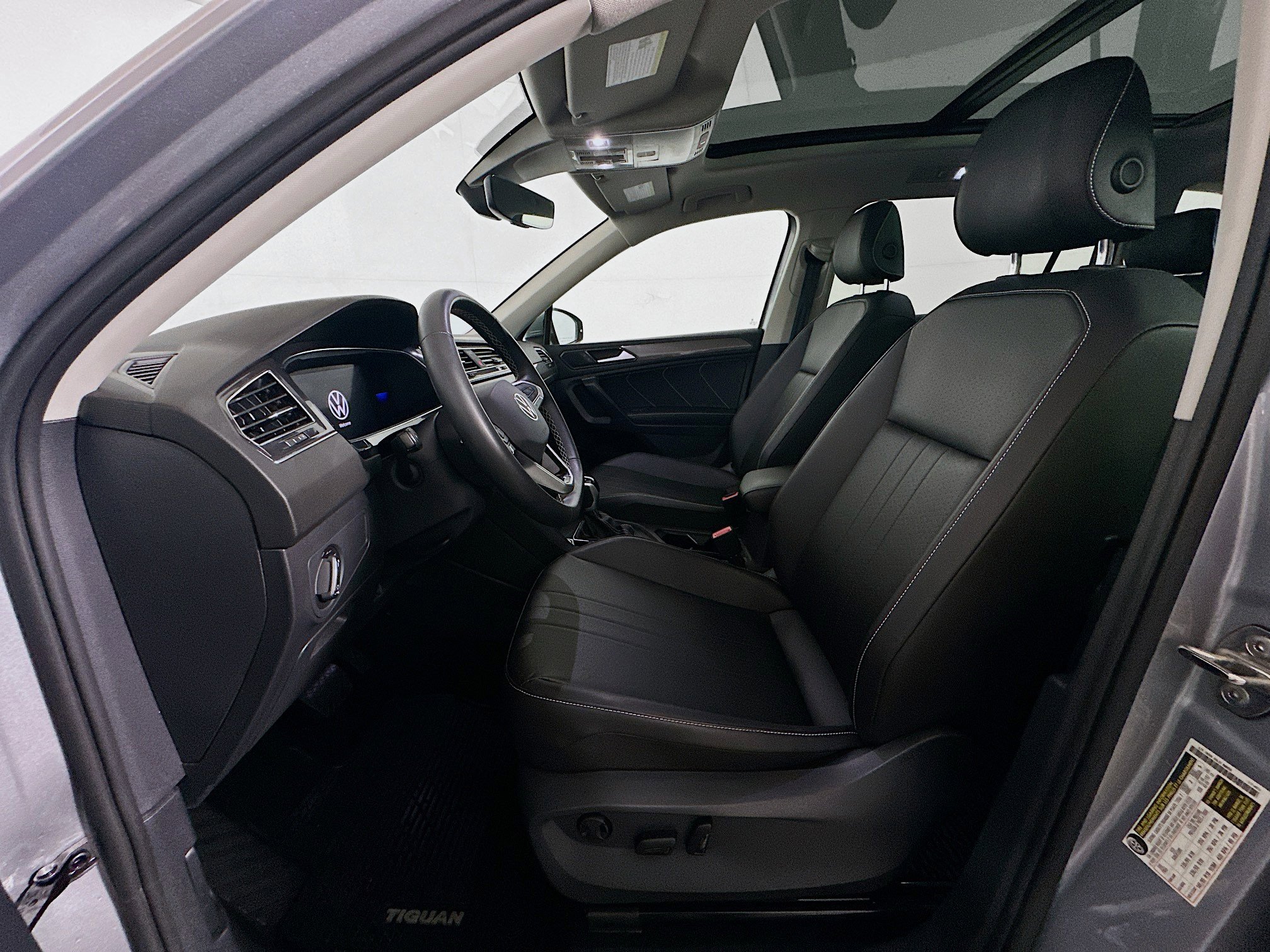 Used 2022 Volkswagen Tiguan SE w/ Panoramic Sunroof Package image 13