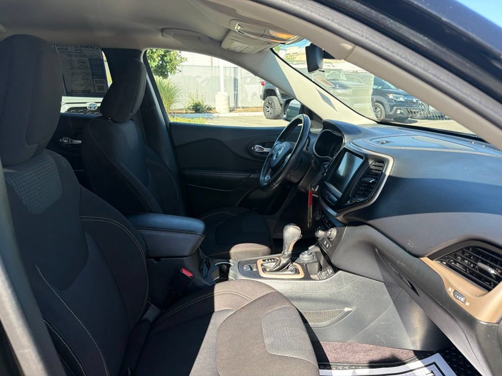 Used 2016 Jeep Cherokee Latitude w/ Cold Weather Group AWD/4WD image 12