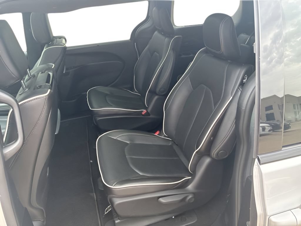 Used 2023 Chrysler Pacifica Limited w/ Uconnect Theater Family Group FWD image 21