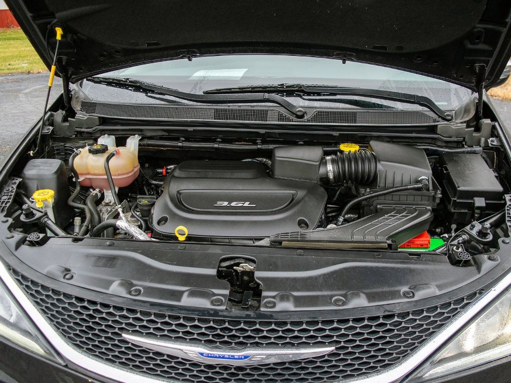 Used 2018 Chrysler Pacifica Limited image 12