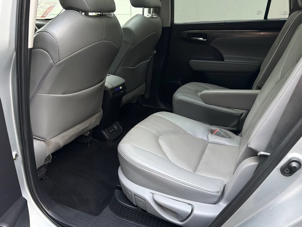 Used 2021 Toyota Highlander Platinum AWD/4WD image 17
