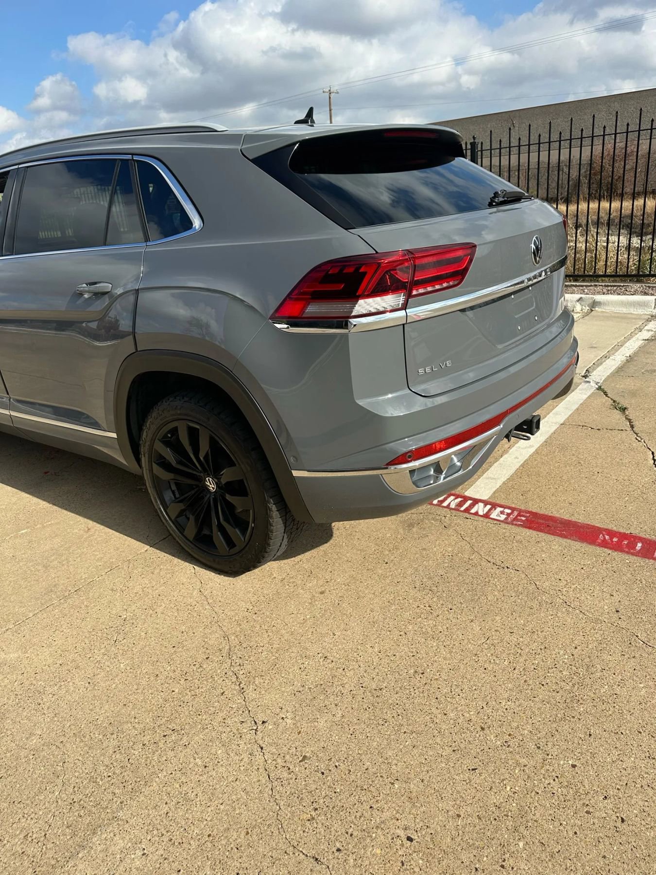 Used 2022 Volkswagen Atlas Cross Sport SEL Premium R-Line w/ Cross Sport MDO Package image 9