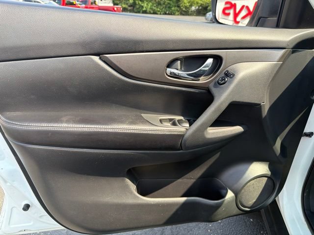 Used 2016 Nissan Rogue S w/ S Family Package FWD image 10