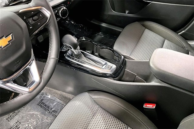 Used 2025 Chevrolet Trax LT w/ LT Convenience Package image 17