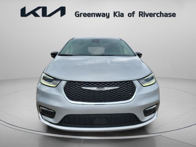 Used 2024 Chrysler Pacifica Touring-L image 2