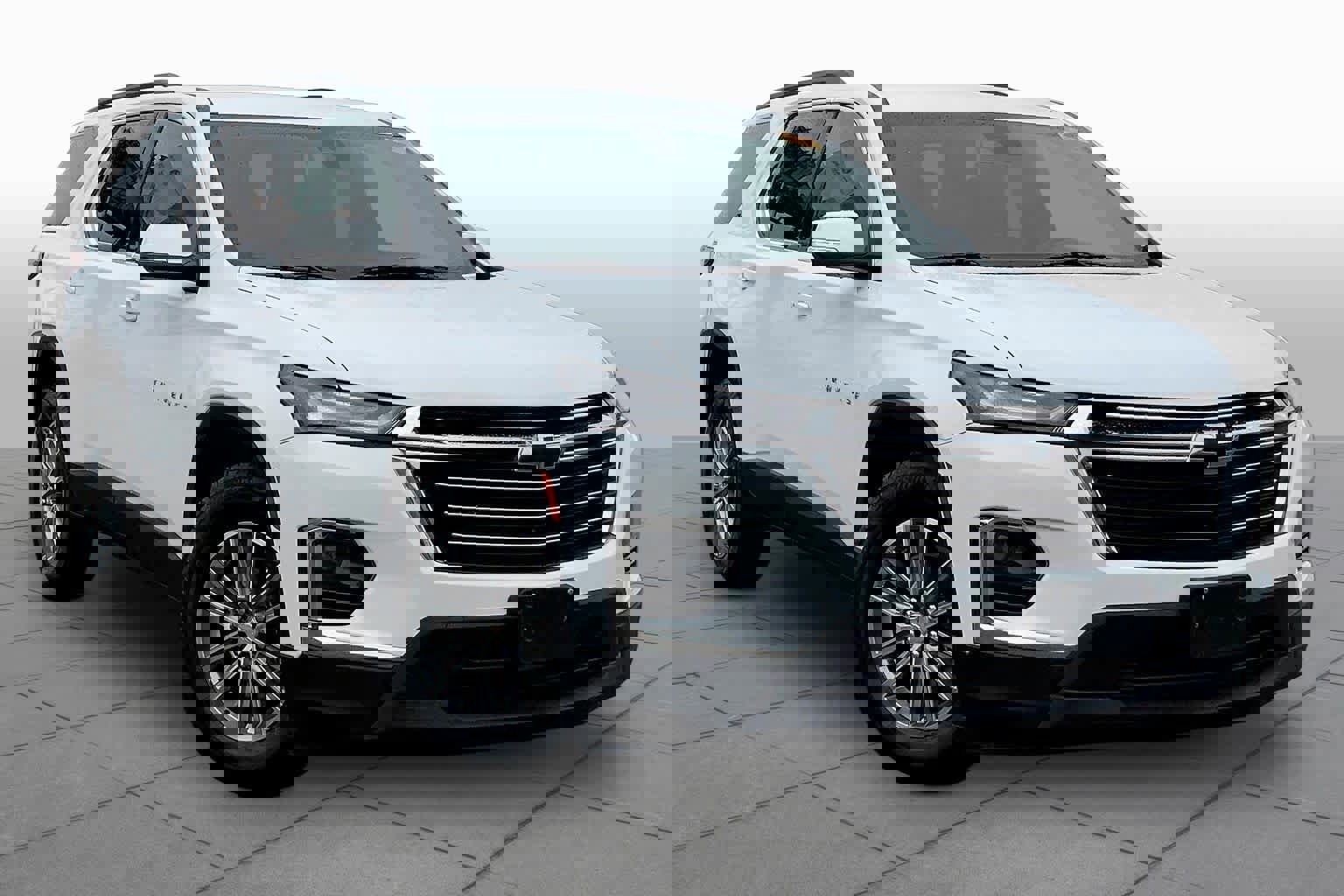 Used 2023 Chevrolet Traverse LT w/ Rear Camera Mirror Package image 3