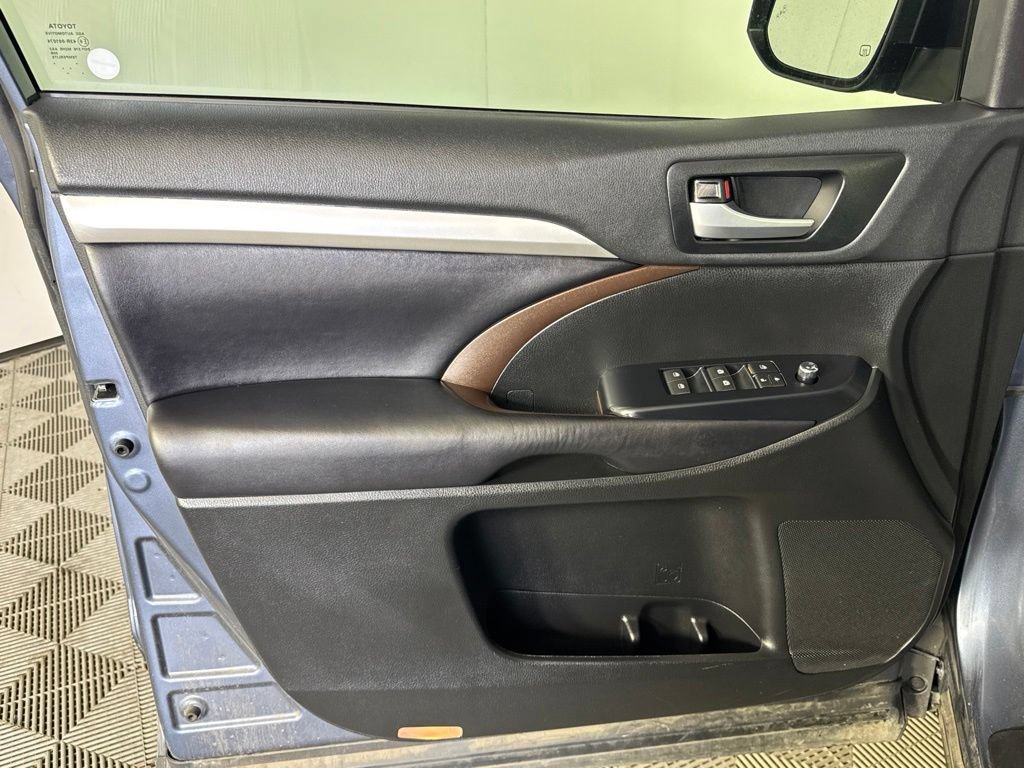 Used 2019 Toyota Highlander XLE AWD/4WD image 32