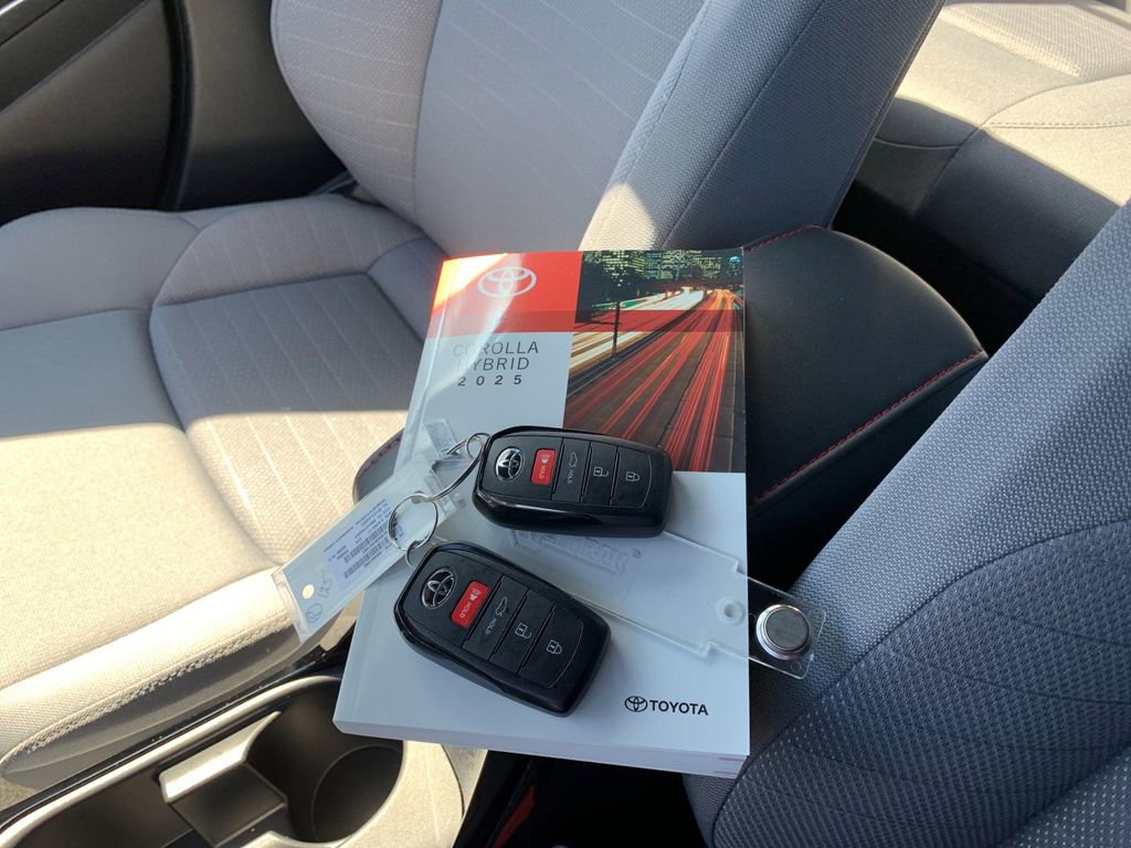 Used 2025 Toyota Corolla SE w/ SE Premium Package image 9