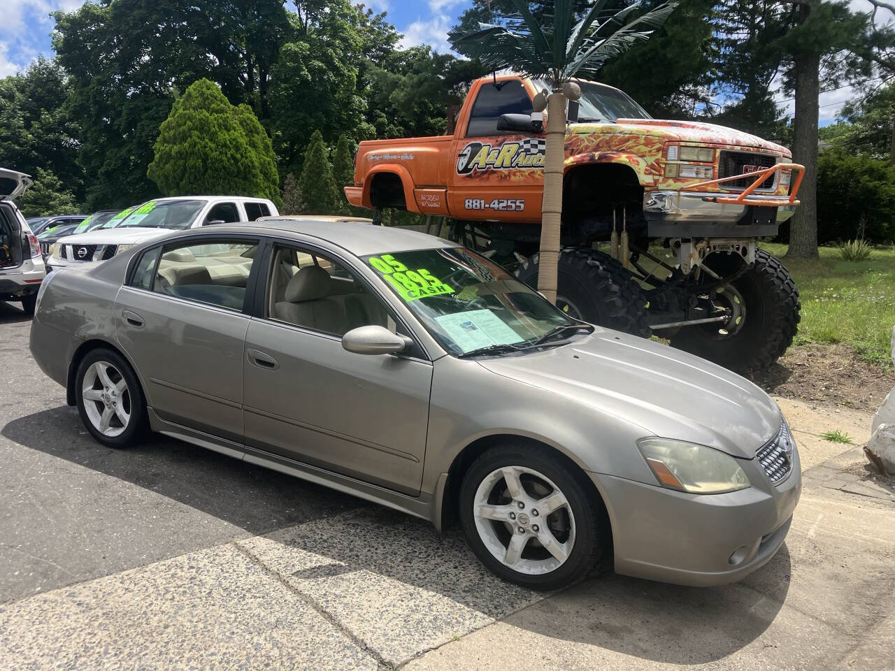 Used 2005 Nissan Altima 3.5 SE FWD image 2