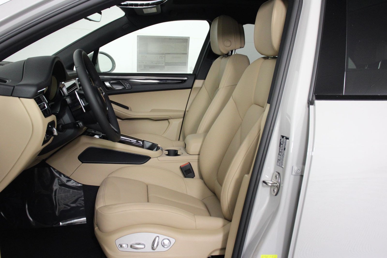 New 2026 Porsche Macan AWD/4WD image 5