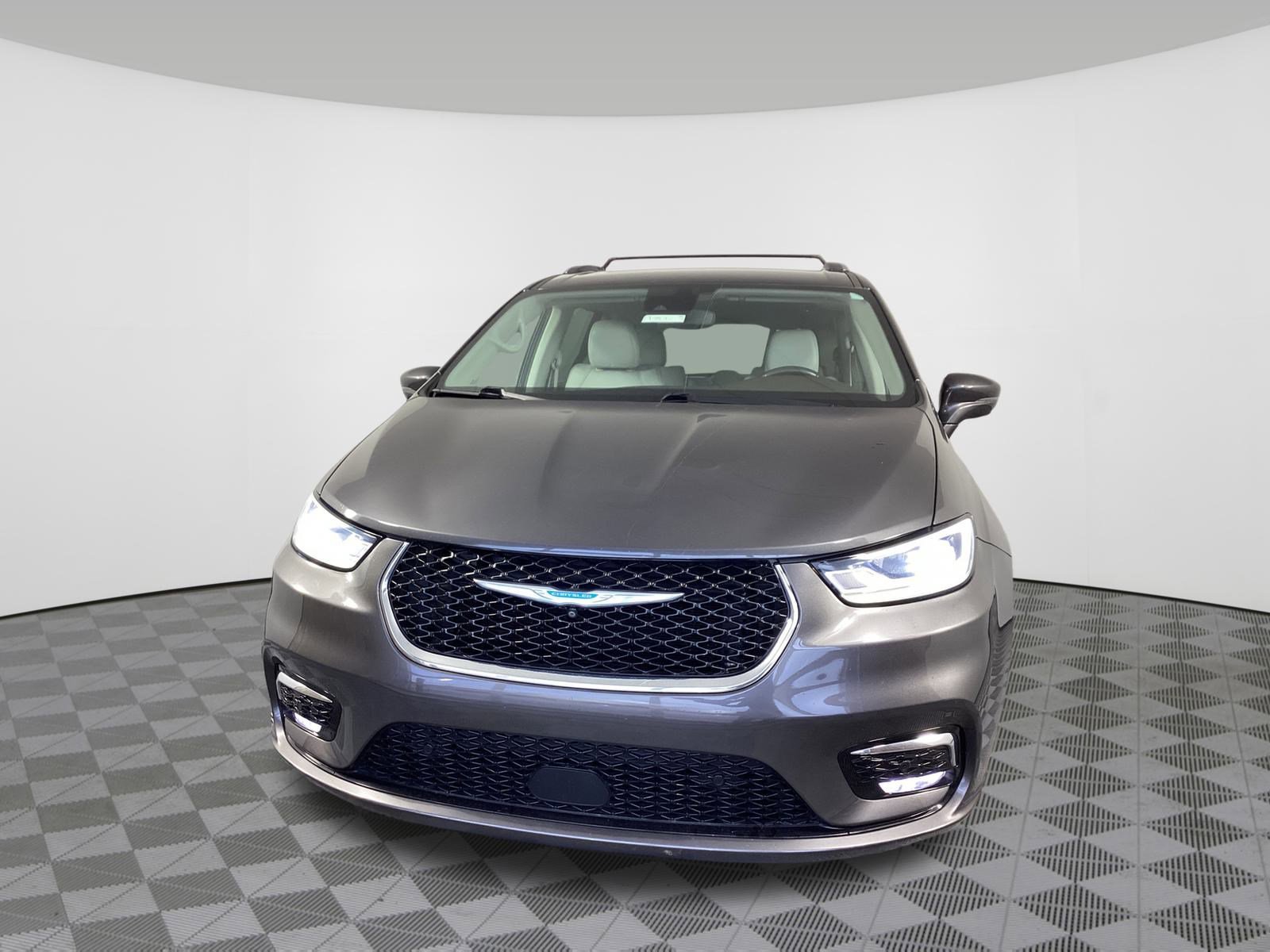 Used 2021 Chrysler Pacifica Touring-L image 7