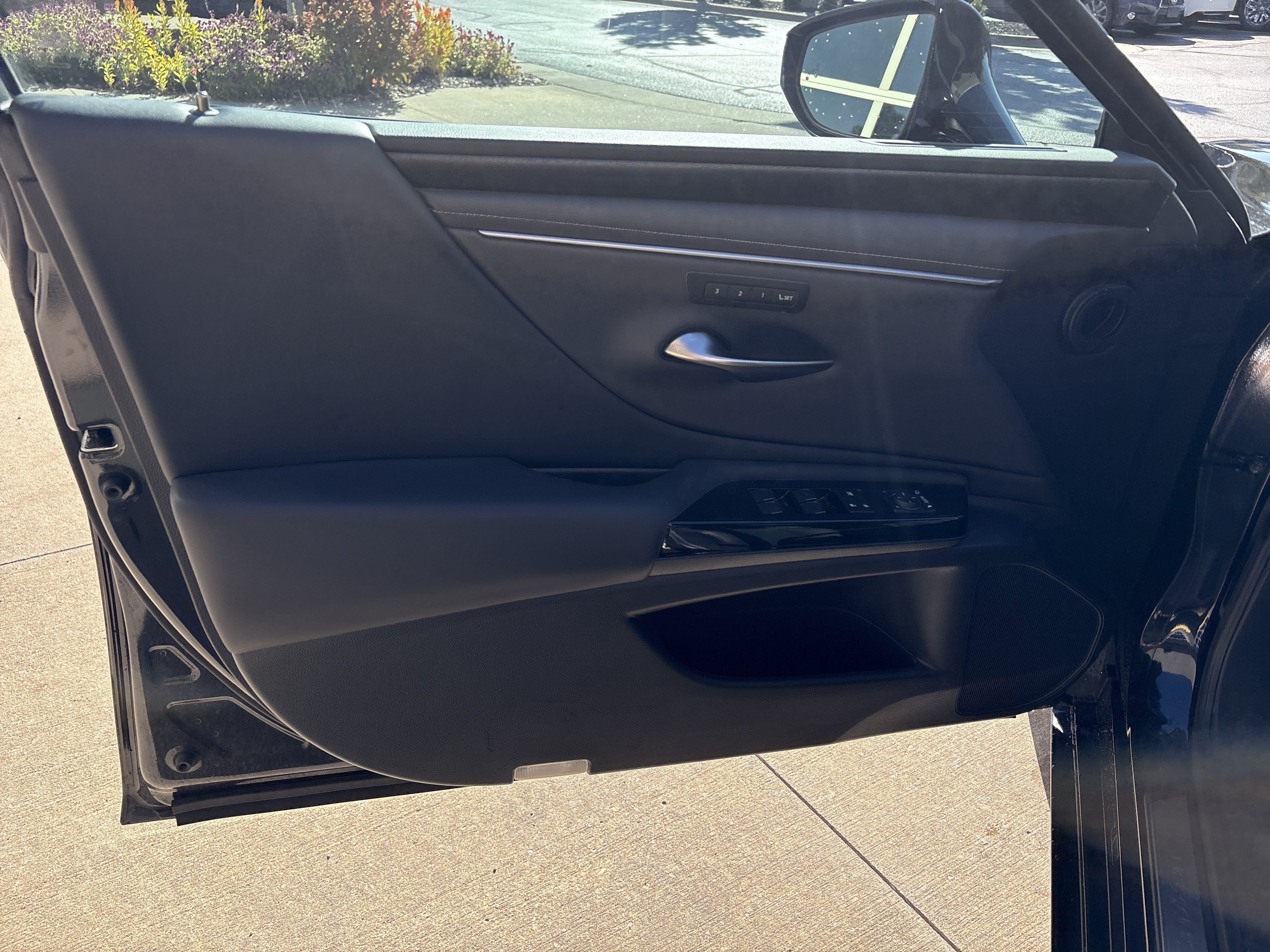 Used 2025 Lexus ES 300h w/ Premium Package FWD image 14