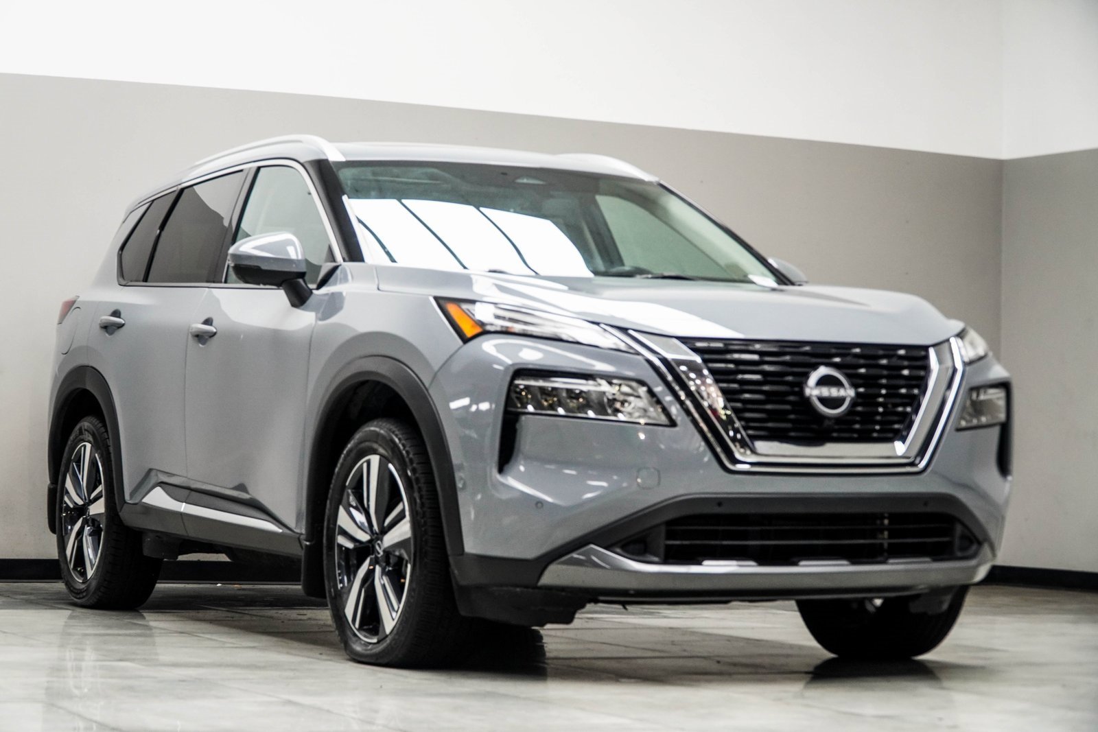 Used 2023 Nissan Rogue SL w/ SL Premium Package image 4