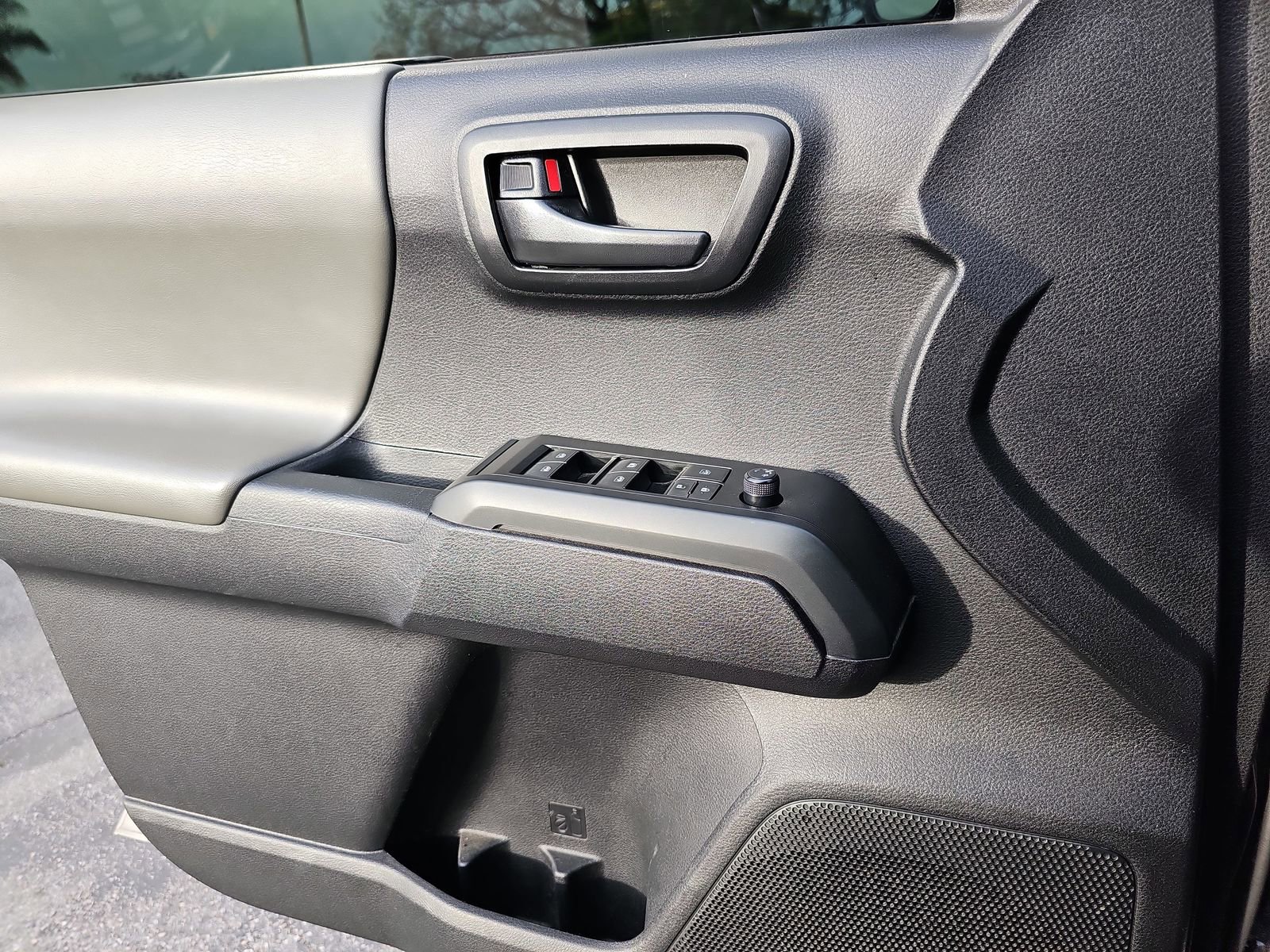 Used 2022 Toyota Tacoma SR w/ SR Convenience Package image 29