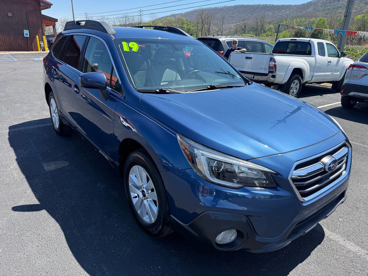 Used 2019 Subaru Outback 2.5i Premium AWD/4WD image 1