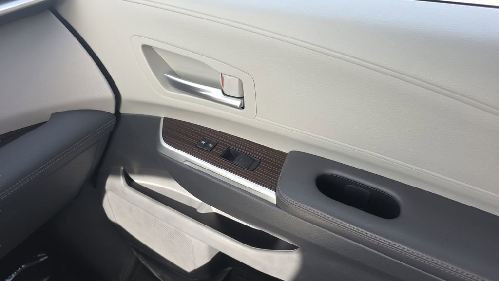Used 2023 Toyota Sienna XLE FWD image 13