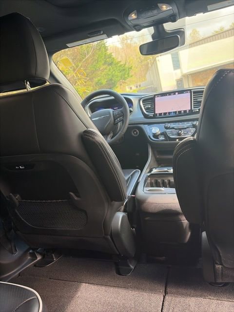 Used 2025 Chrysler Pacifica Limited image 24