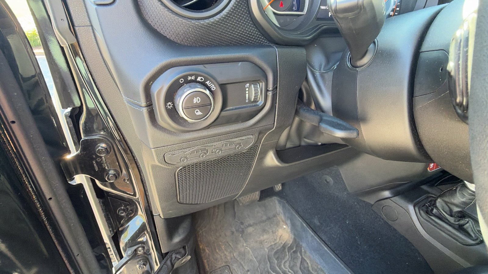 Used 2024 Jeep Gladiator Rubicon w/ Technology Group AWD/4WD image 25