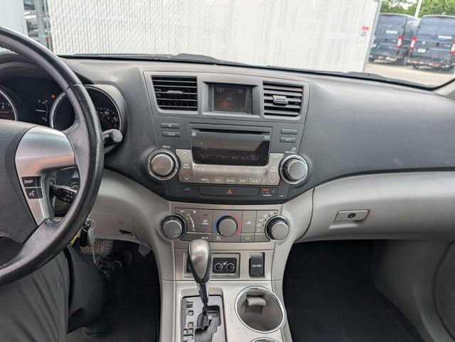 Used 2012 Toyota Highlander SE w/ Tow Pkg FWD image 4