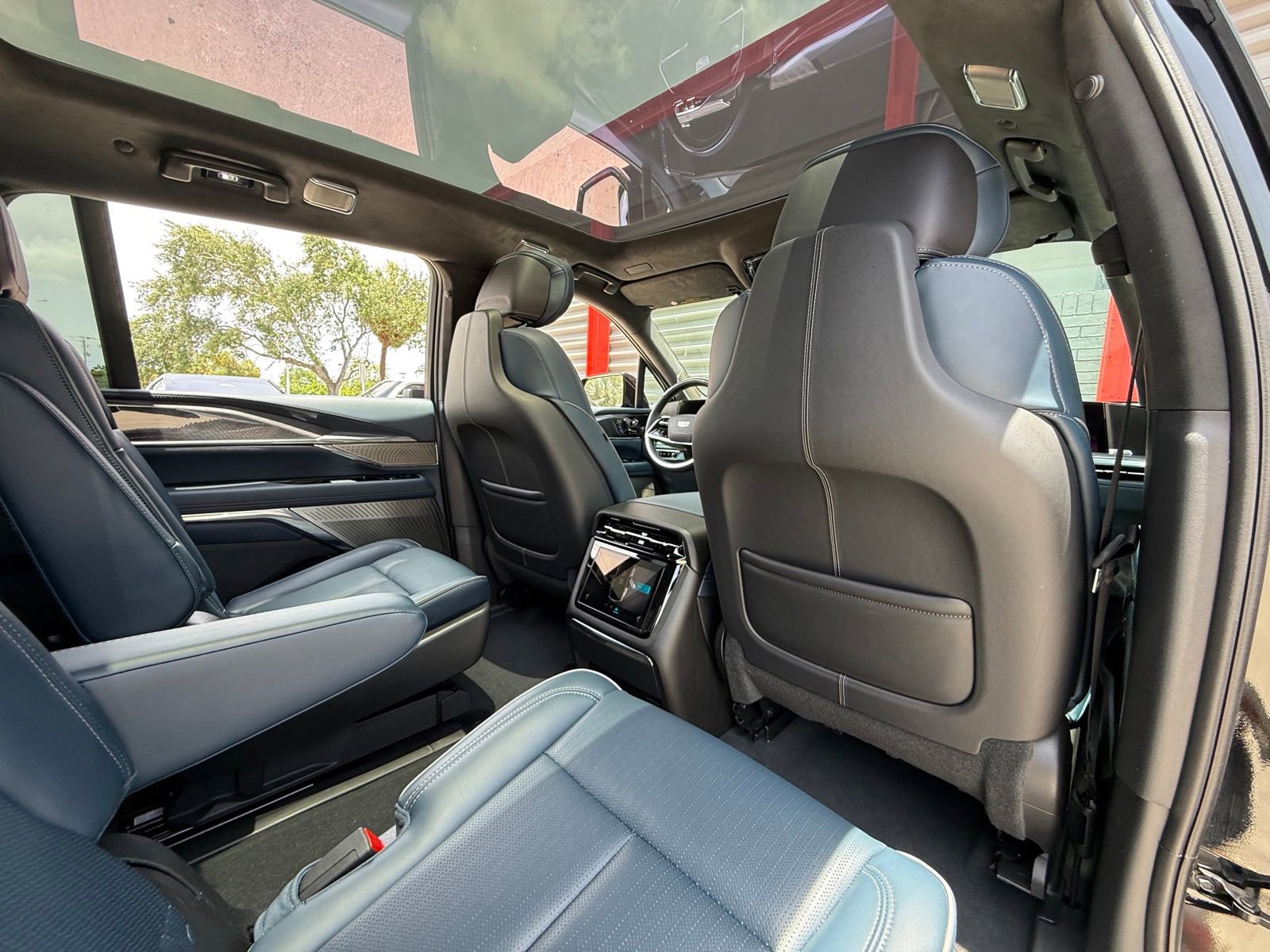 Used 2025 Cadillac Escalade IQ Luxury 2 w/ LPO, Premium Carpet Package AWD/4WD image 26