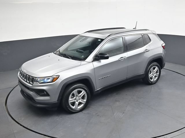 Used 2023 Jeep Compass Latitude w/ Sun and Sound Group AWD/4WD image 28