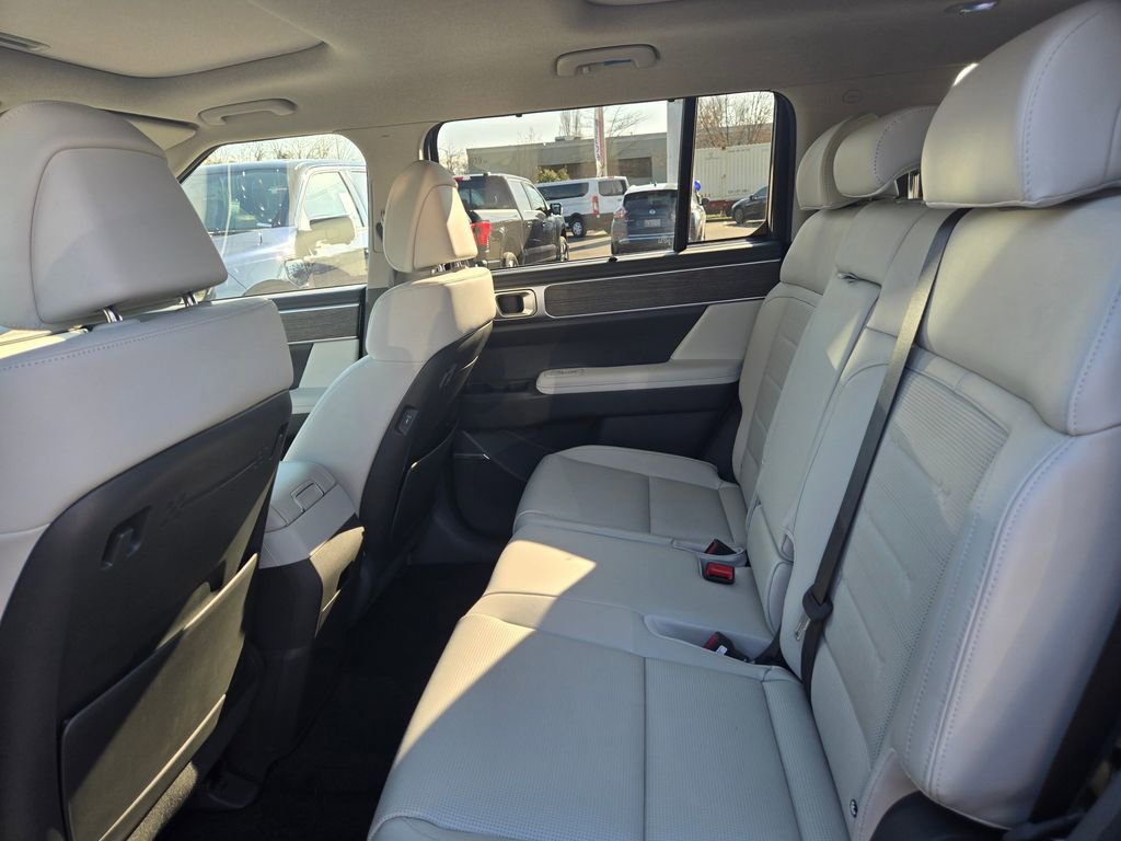 Used 2025 Hyundai Santa Fe Limited image 9