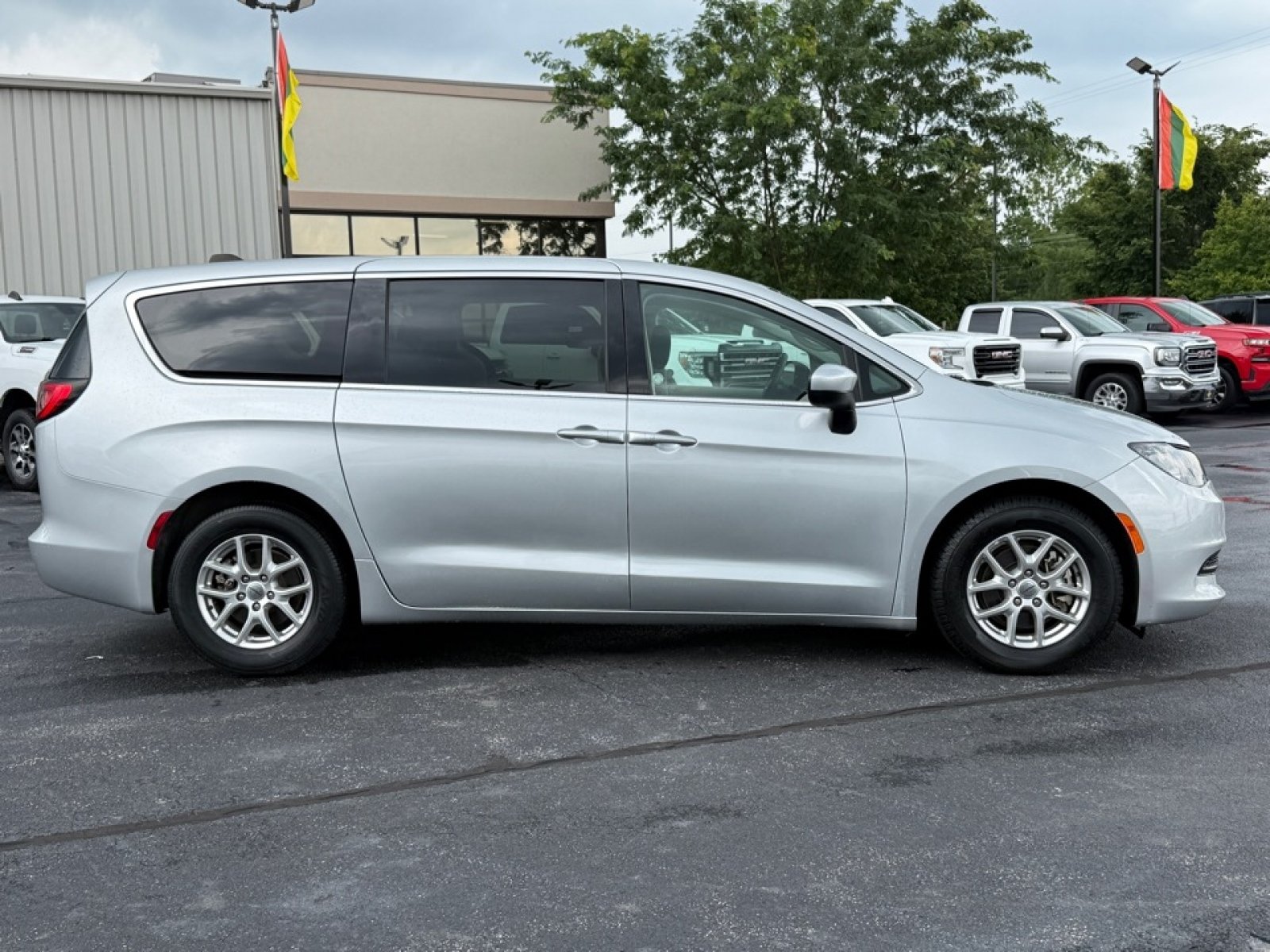 Used 2023 Chrysler Voyager LX FWD image 9