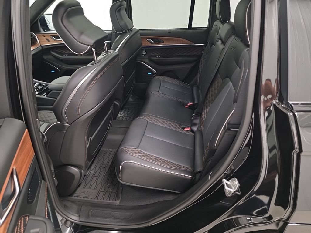 New 2026 Jeep Grand Cherokee Summit w/ Obsidian Package AWD/4WD image 11