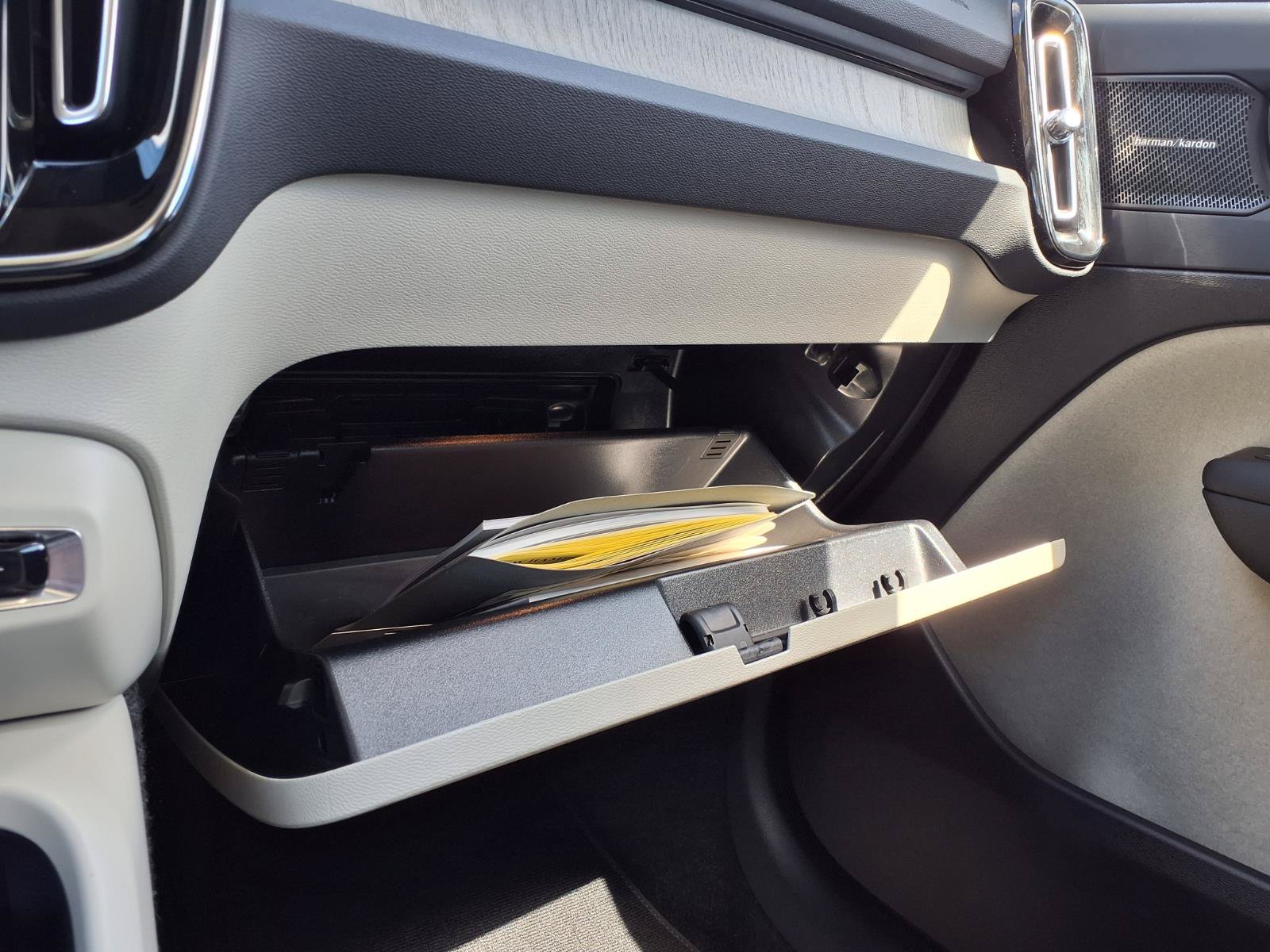 Certified 2025 Volvo XC40 B5 Ultra AWD/4WD image 31