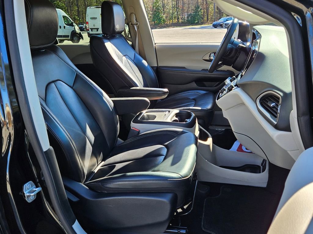 Used 2023 Chrysler Pacifica Touring-L image 16