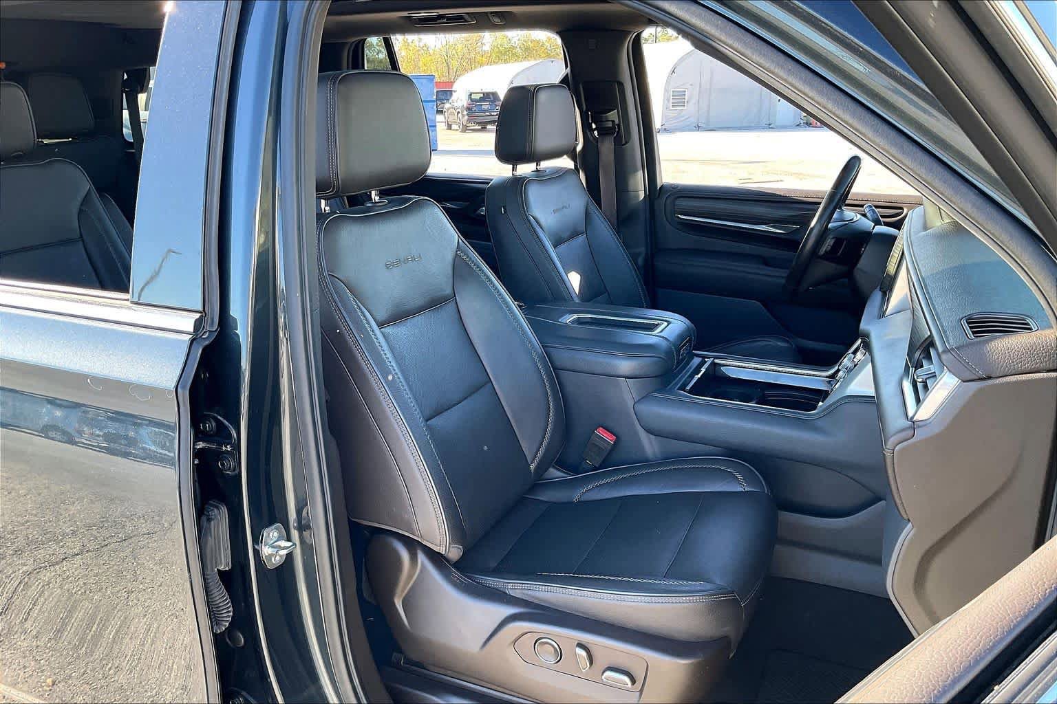 Used 2021 GMC Yukon Denali w/ Denali Premium Package AWD/4WD image 24